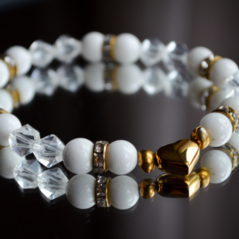 Biely jadeit, brusený krištáľ a zlaté srdiečko