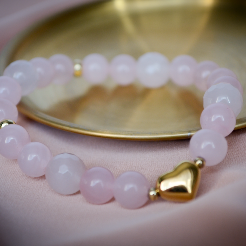 Jemný ruženín so zlatým srdiečkom